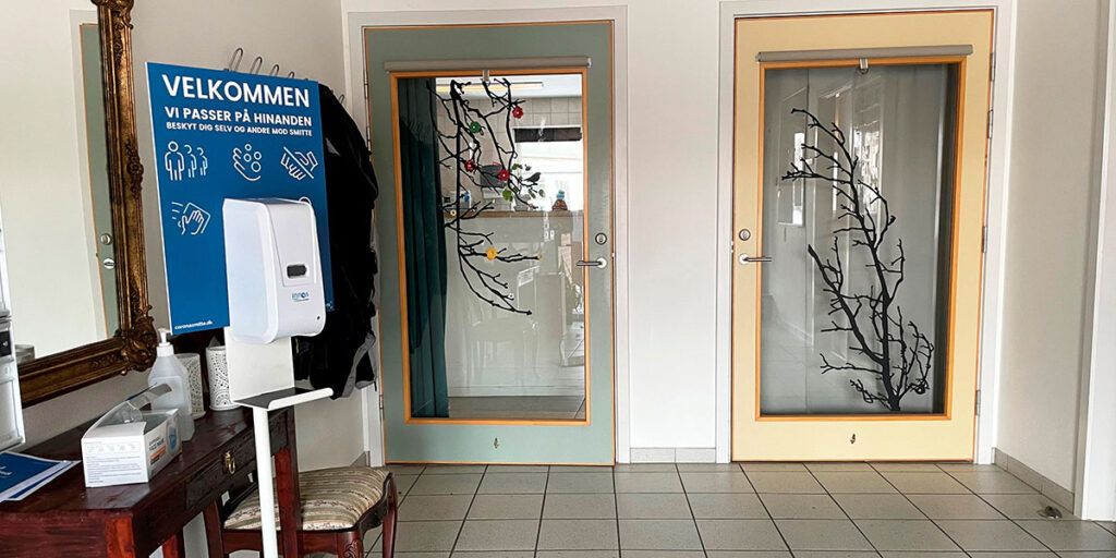 Innos Automatisk dispenser og hånddesinfektion på Dixensminde i Jels