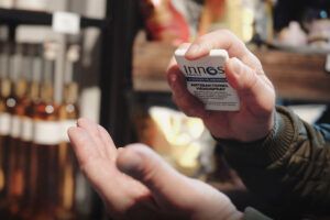 Hånddesinfektionsspray brug i butik Innos Tools